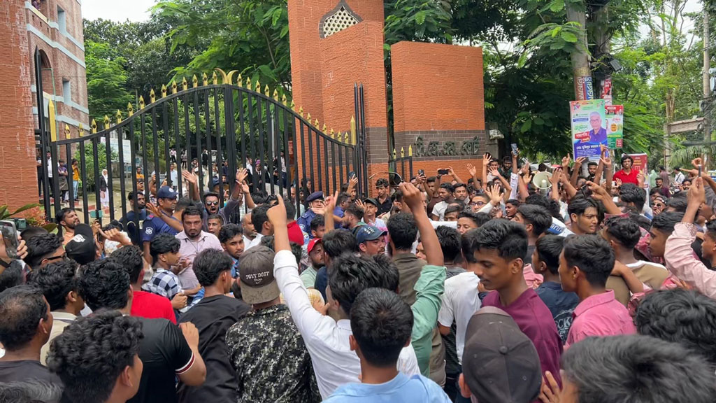 কুলাউড়ায় স্কুলছাত্রীকে হত্যা: বিচারের দাবিতে আদালতের সামনে বিক্ষোভ