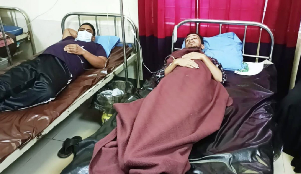 কাঠালতলী এলাকার ময়েজ উদ্দিন টেক্সটাইল কারখানায় তিন শতাধিক শ্রমিক অসুস্থ হয়ে পড়লে তাঁদেরকে হাসপাতালে নিয়ে যাওয়া হয়। ছবি: আজকের পত্রিকা