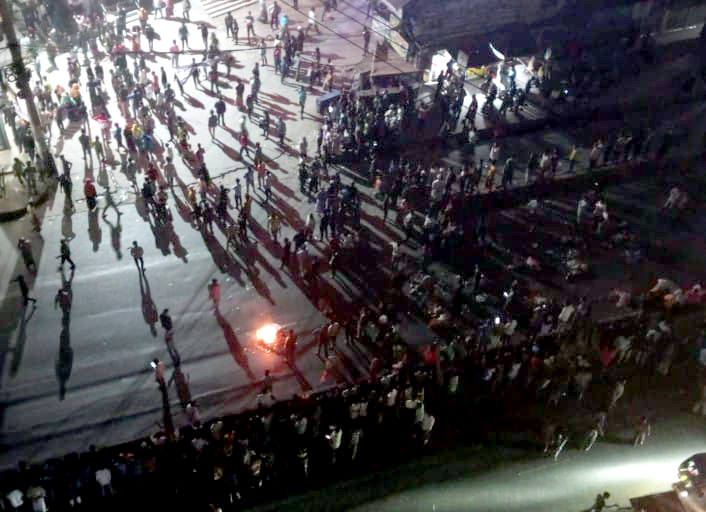 কালিয়াকৈরে শ্রমিকদের মহাসড়ক অবরোধ, পুলিশের সঙ্গে সংঘর্ষে আহত ১২