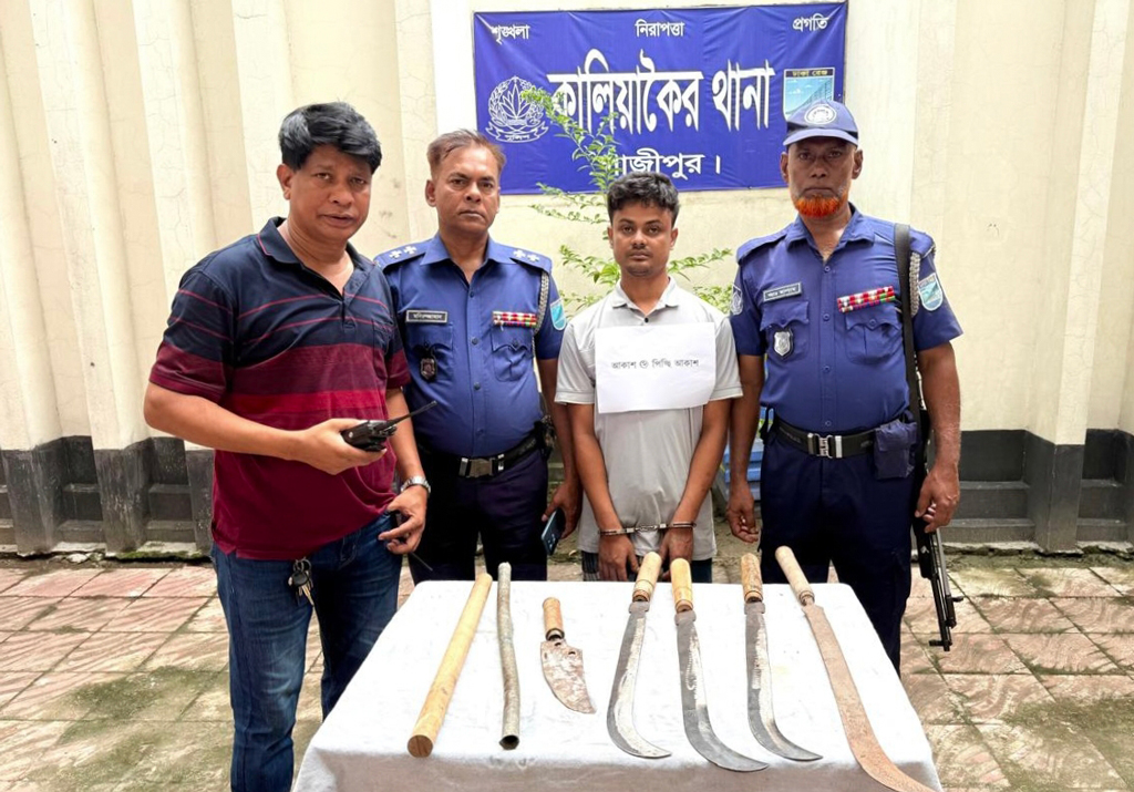 কালিয়াকৈরে অস্ত্রসহ ১৮ মামলার আসামি ‘পিচ্চি আকাশ’ গ্রেপ্তার