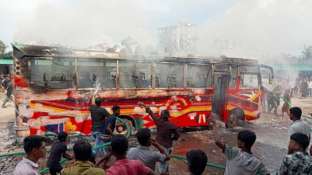 কালিয়াকৈরে দাঁড়িয়ে থাকা বাসে হঠাৎ আগুন