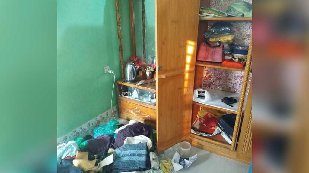 কালিয়াকৈরে পুলিশ পরিচয়ে ডাকাতি