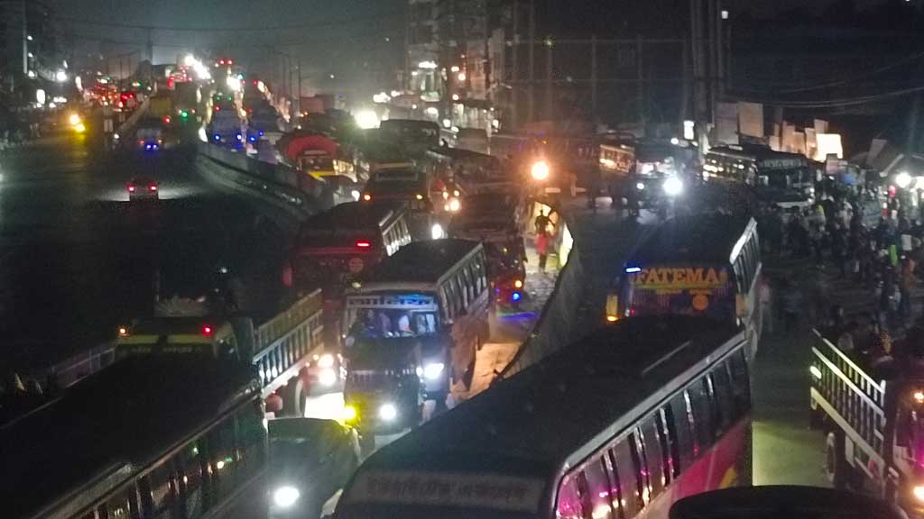 ঢাকা-টাঙ্গাইল মহাসড়কে তীব্র যানজট, চরম ভোগান্তিতে যাত্রীরা