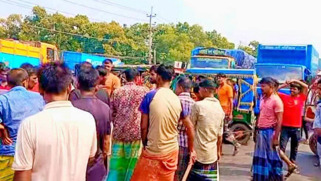 পুলিশের চাঁদাবাজি ও হয়রানির অভিযোগ তুলে মহাসড়কে অটোরিকশাচালকদের বিক্ষোভ