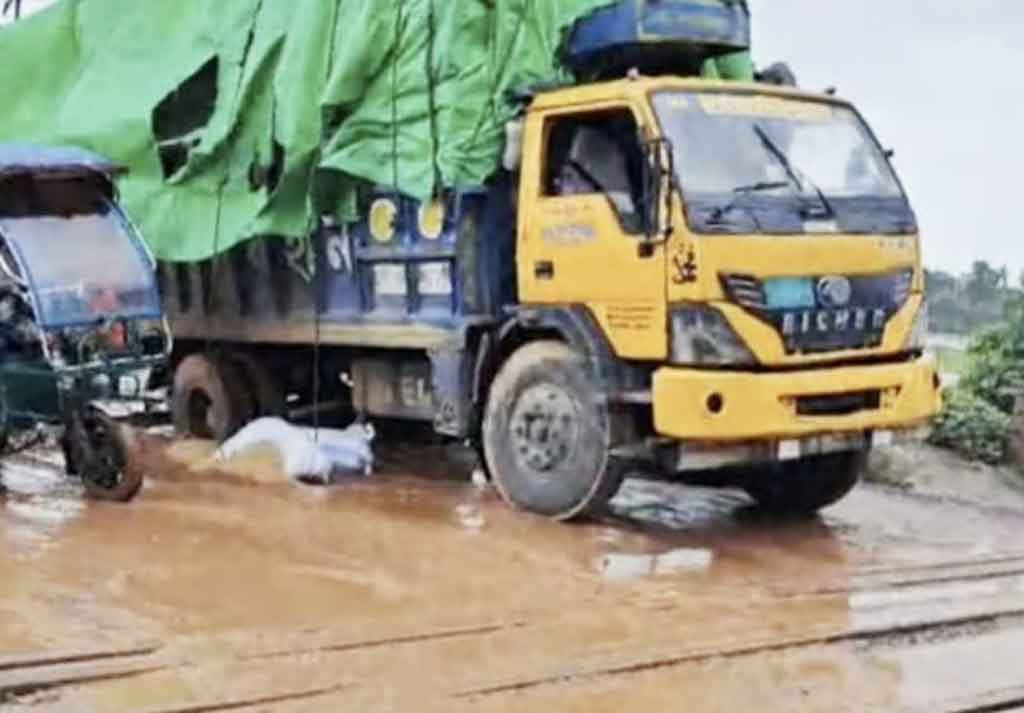 কালিয়াকৈরে রেললাইনের ওপর ট্রাক বিকল, ঢাকার সাথে উত্তরবঙ্গের রেল যোগাযোগ বন্ধ