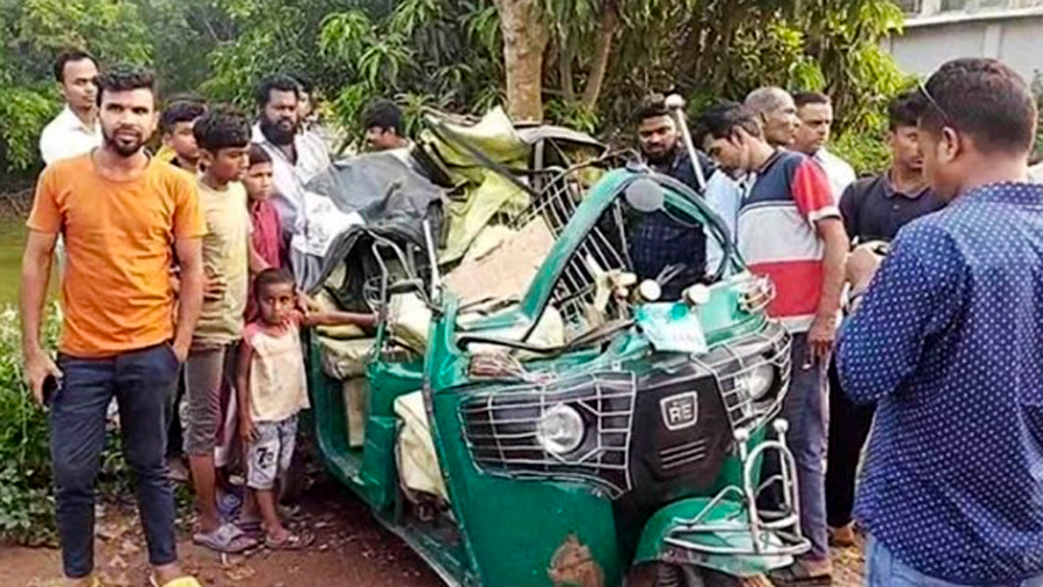 কালিয়াকৈরে কাভার্ডভ্যান-সিএনজি সংঘর্ষে নিহত ৩