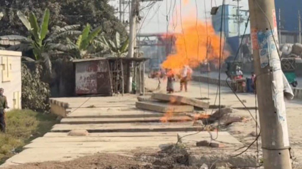 কালিয়াকৈরে তিতাস গ্যাস লাইনে লিকেজ থেকে আগুন, আতঙ্কে বাসিন্দারা