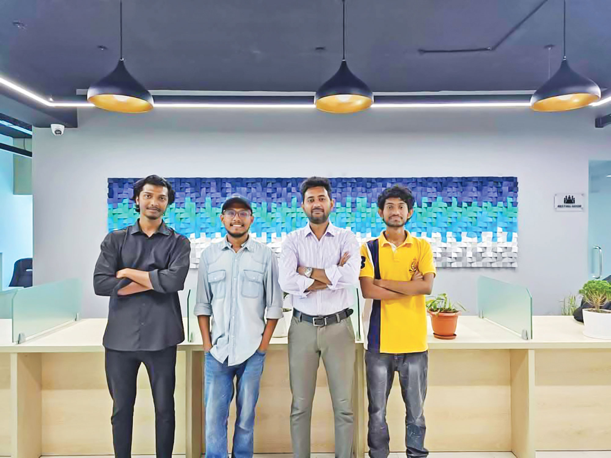 কাঠের ব্লকে শিল্পকর্ম, ব্যবসায় সফল দুই ভাই