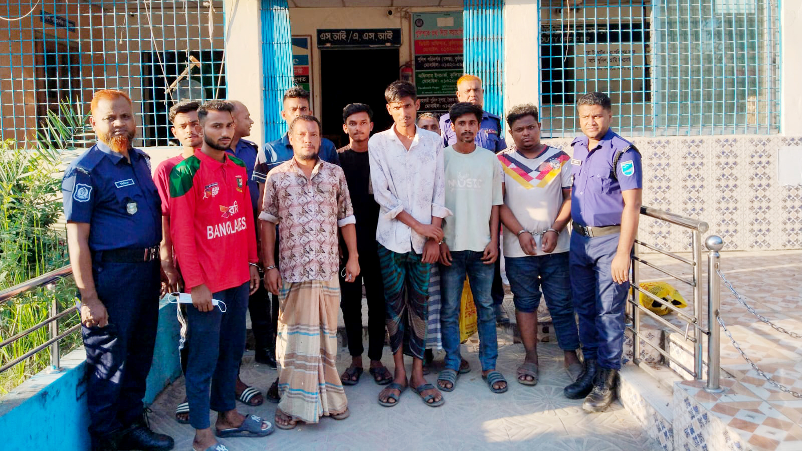 কুলিয়ারচরে মাদক ও অনলাইন জুয়ার বিরুদ্ধে অভিযান, গ্রেপ্তার ৯