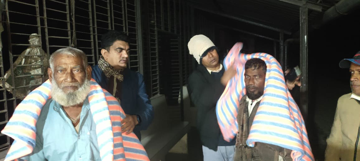 গভীর রাতে কম্বল নিয়ে ছিন্নমূলদের পাশে জীবননগরের ইউএনও