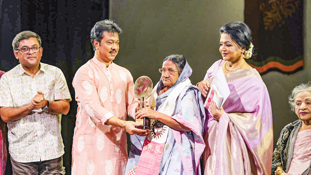 নৃত্যাঞ্চল পদক পেলেন কুমকুম রানী