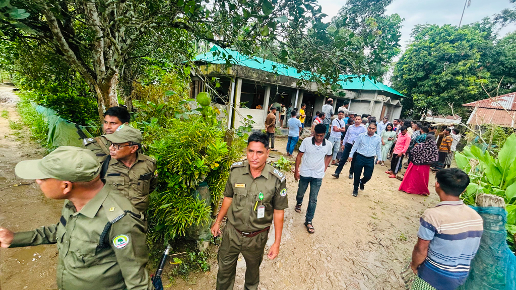 কমলগঞ্জে ফলন্ত কমলাগাছ কাটার ঘটনায় তদন্ত কমিটির ঘটনাস্থল পরিদর্শন