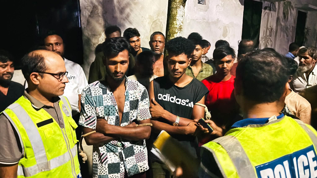 মৌলভীবাজারে ভারতীয় মদসহ দুই যুবককে আটক করে পুলিশে দিল জনতা
