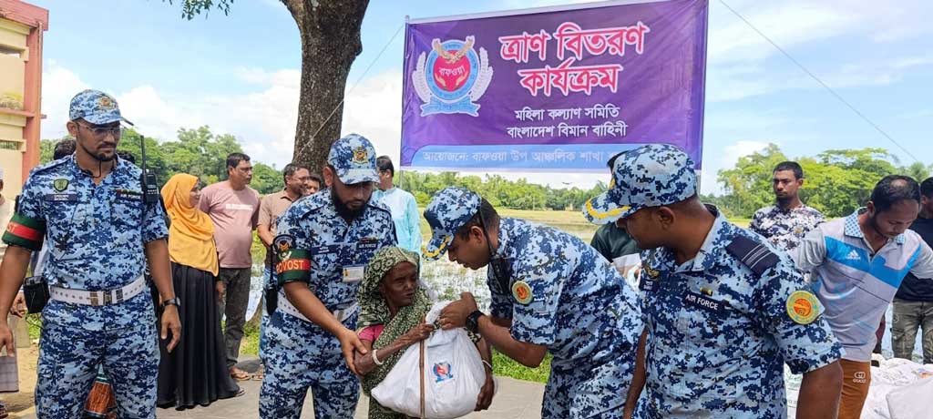 কমলগঞ্জে বন্যাকবলিতদের মাঝে বিমানবাহিনীর ত্রাণসামগ্রি বিতরণ