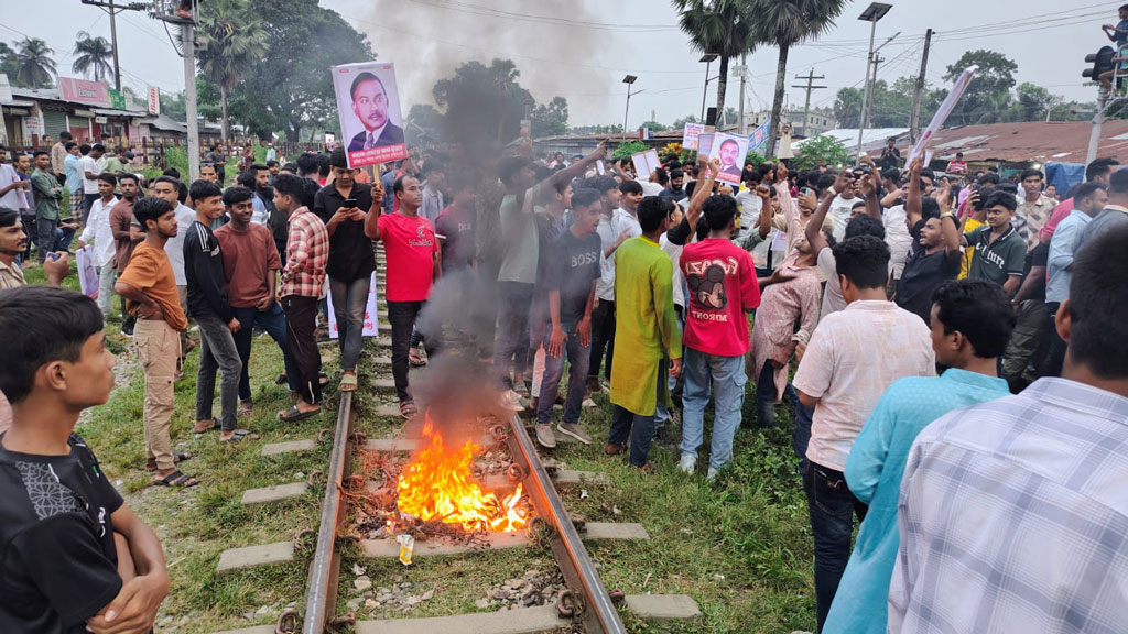 রেললাইনে আগুন জ্বালিয়ে বিক্ষোভ বিএনপি নেতা মোবাশ্বের সমর্থকদের