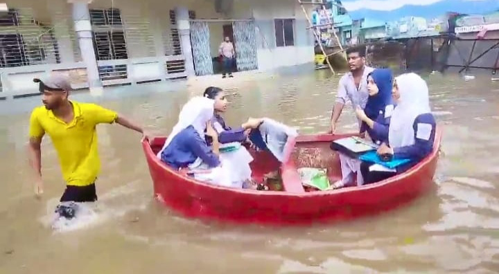 কুমিল্লায় নৌকায় চড়ে এইচএসসি কেন্দ্রে পরীক্ষার্থী, হাসপাতালে ঢুকল পানি