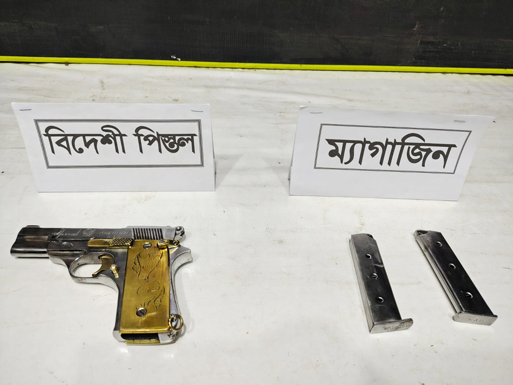 কুমিল্লায় র‍্যাবের পৃথক অভিযানে পিস্তল-ম্যাগাজিন ও ৩৪ কেজি গাঁজা উদ্ধার, গ্রেপ্তার ১
