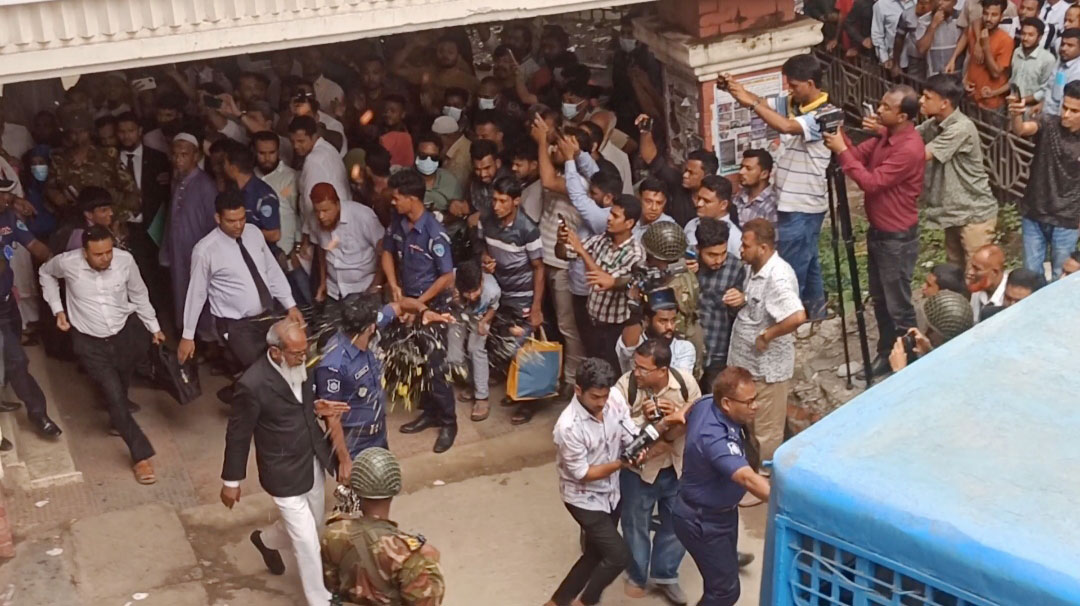 কুমিল্লায় ৬ আইনজীবী কারাগারে, আদালত প্রাঙ্গণে ডিম নিক্ষেপ