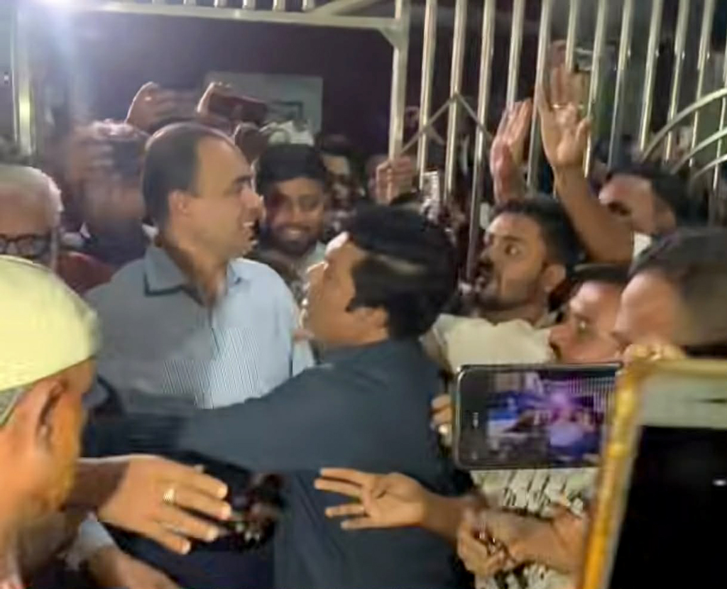 কুমিল্লায় ১২ ঘণ্টার বিক্ষোভের মুখে বিএনপি নেতাকে ছেড়ে দিল পুলিশ