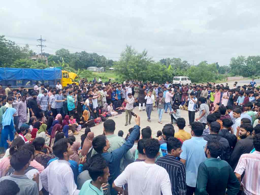 অপ্রতিম হত্যার বিচার দাবিতে শিক্ষার্থীদের ঢাকা-চট্টগ্রাম মহাসড়ক অবরোধ, যানজট