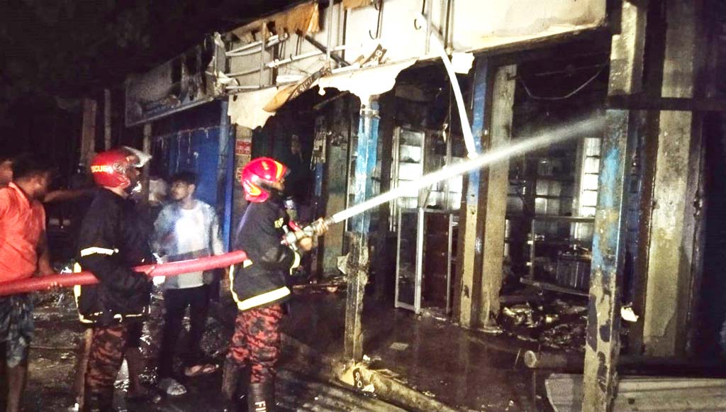 আগুনে পুড়ল ১০ দোকান