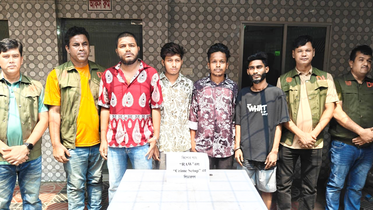 কুমিল্লায় ডিবির সাঁড়াশি অভিযানে ‘র’ ও ‘ক্রাইম সেটআপের’ ৪ সদস্য গ্রেপ্তার