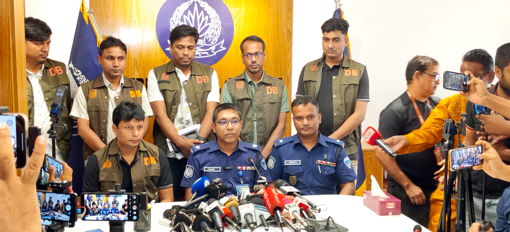 কুমিল্লায় স্কুলছাত্রী তাজমিনকে ধর্ষণের পর হত্যা: ছিনিয়ে নেওয়া আইফোন উদ্ধার, সিএনজিচালক গ্রেপ্তার