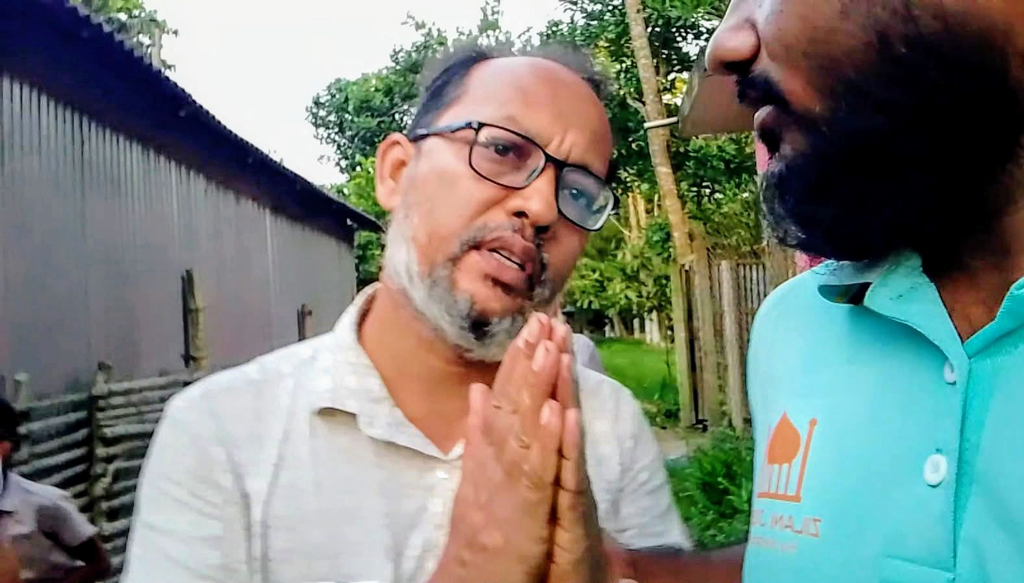 শিশু শিক্ষার্থীকে হয়রানির অভিযোগে প্রধান শিক্ষককে মারধর, পাল্টাপাল্টি মামলা