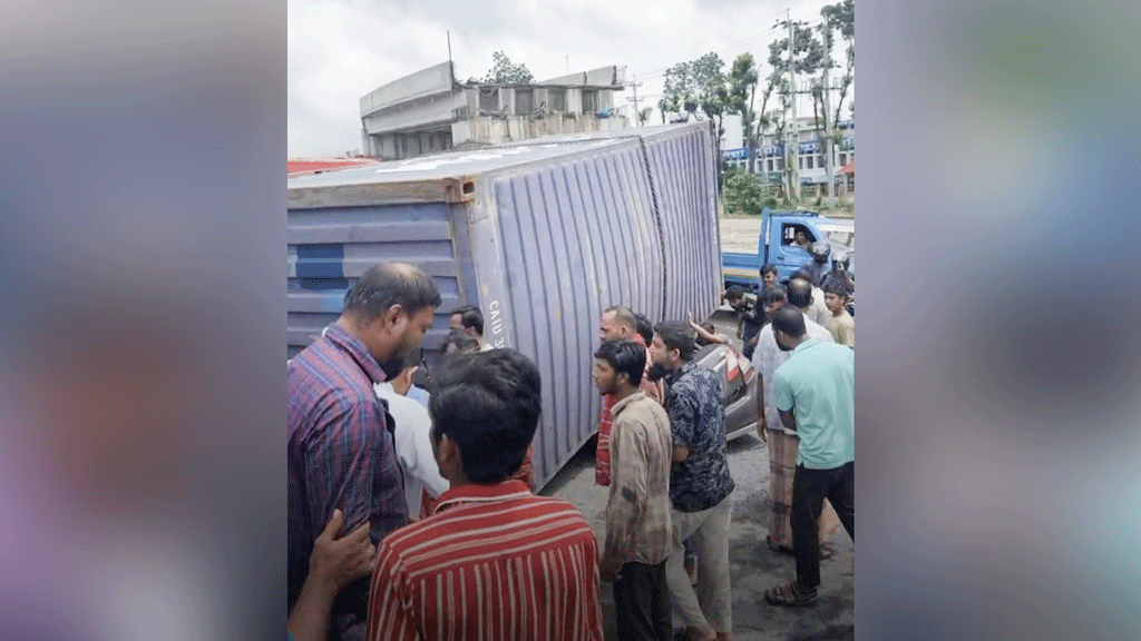 কুমিল্লায় লরির নিচে চাপা পড়ে একই পরিবারের চারজন নিহত