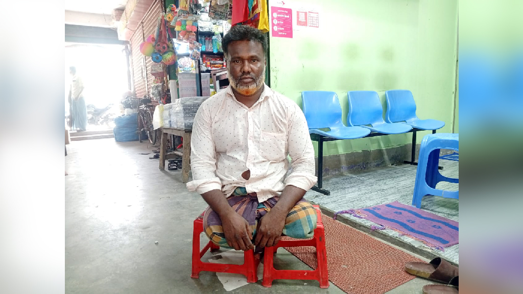 অটোরিকশা চুরিতে থমকে গেল পঙ্গু মনিরের জীবনের চাকা