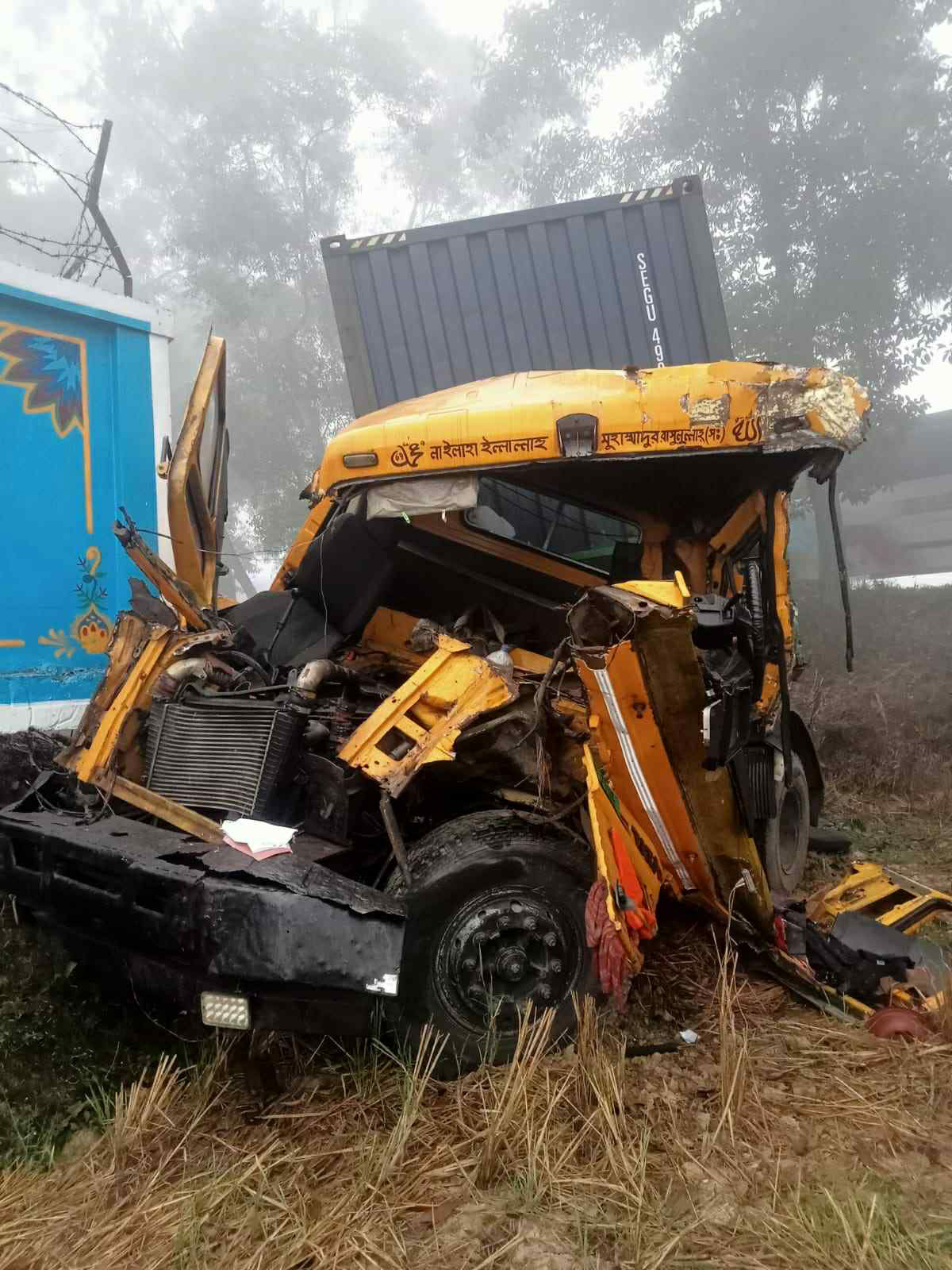 চৌদ্দগ্রামে ঘন কুয়াশায় দুই লরির সংঘর্ষ, চালক ও সহযোগী নিহত