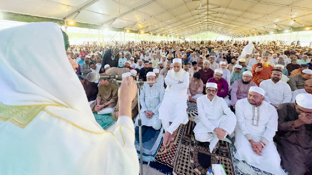কুমিল্লায় ঈদের প্রধান জামাতে বিশ্ব মুসলিম উম্মাহর শান্তি কামনা