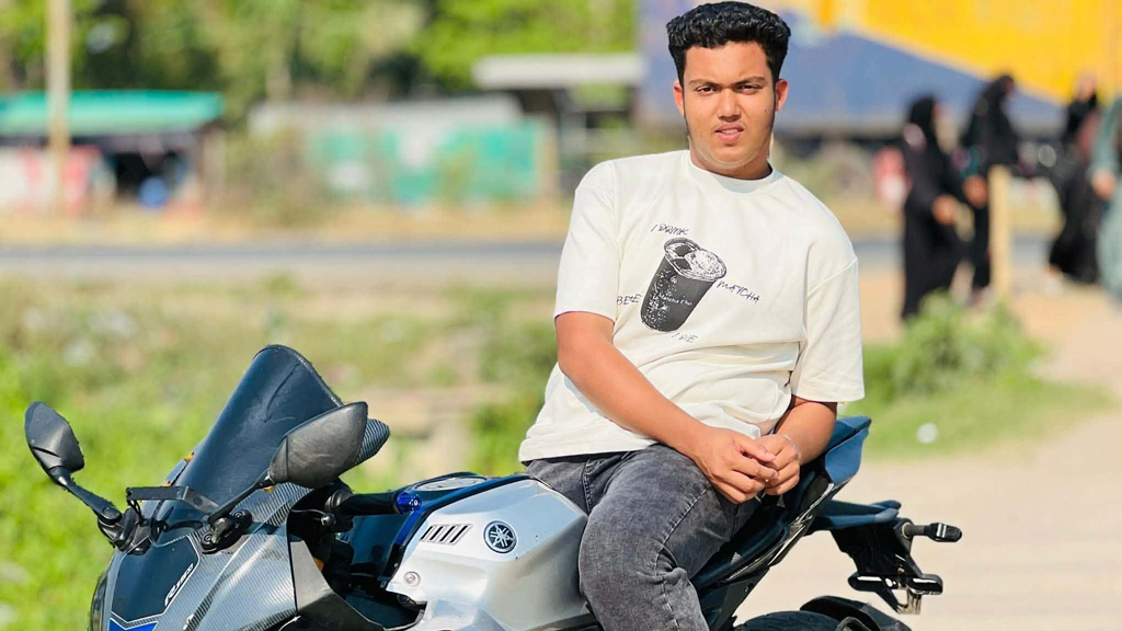 কুমিল্লায় কাভার্ড ভ্যানের চাপায় যুবক নিহত