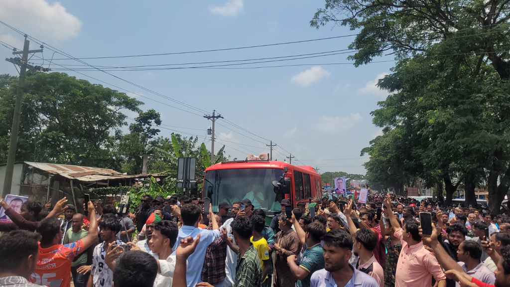 কুমিল্লায় প্রধানমন্ত্রী তারেক রহমান, পথে পথে জনতার ঢল