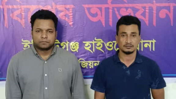 কুমিল্লায় বাসে তল্লাশি, বিদেশি পিস্তলসহ দুই যুবক আটক