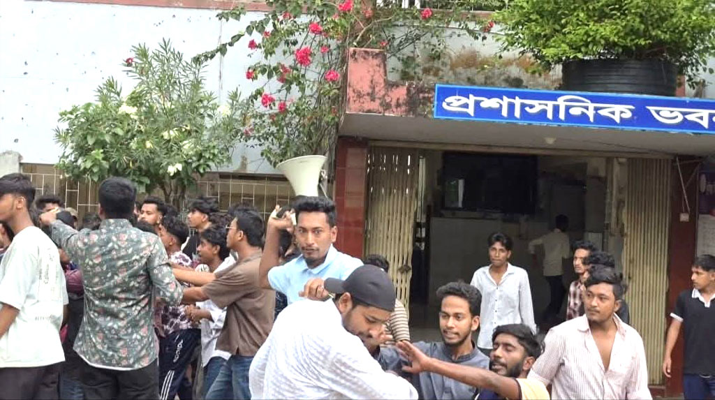 কুমিল্লা ভিক্টোরিয়া কলেজে ছাত্রদলের নতুন কমিটি নিয়ে সংঘর্ষ, আহত ৫