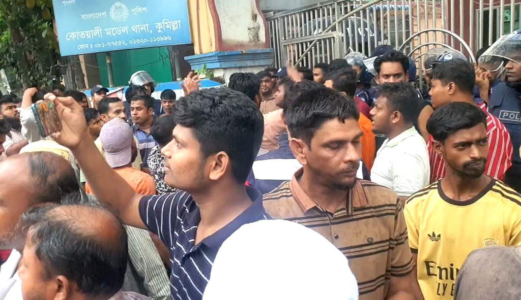 কুমিল্লায় বিএনপি নেতাকে আটক করায় থানা ঘেরাও, সড়ক অবরোধ