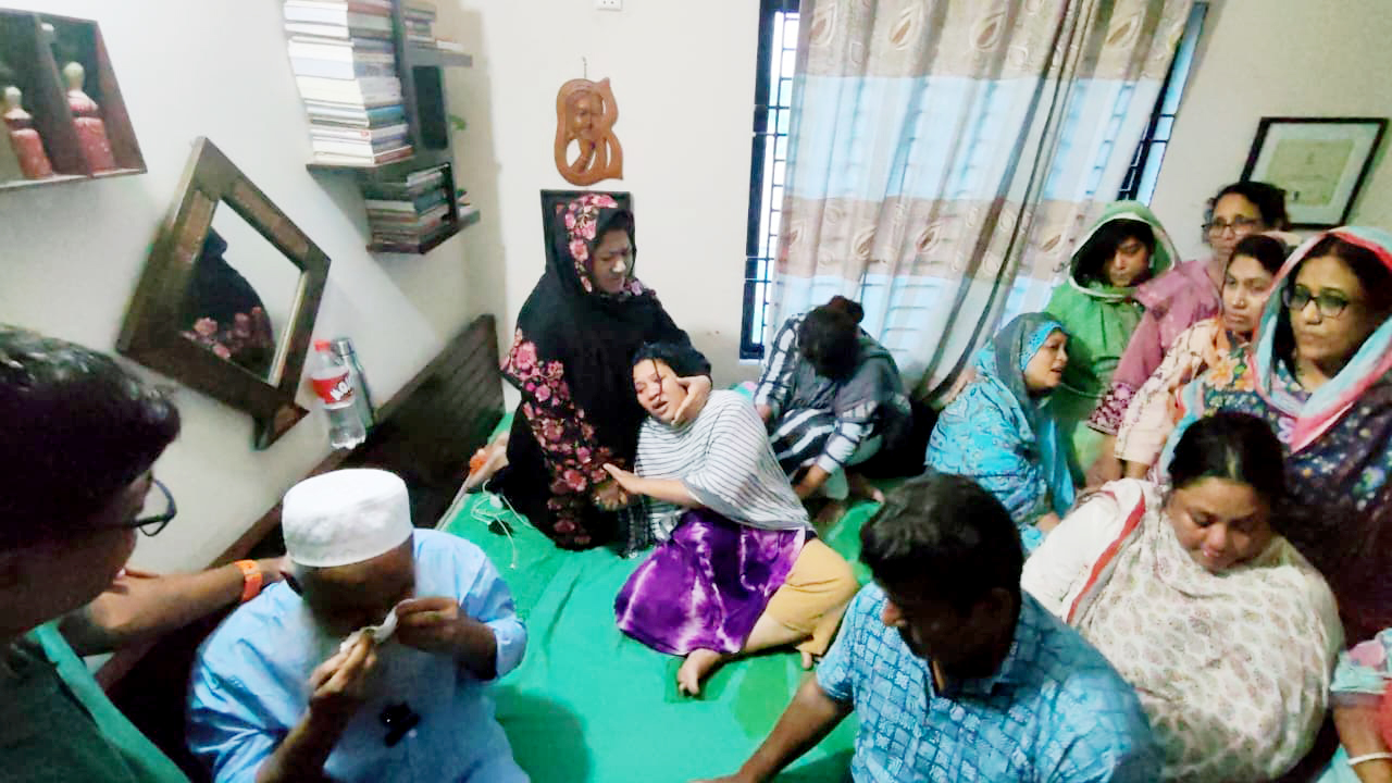 ‘আমার ছেলে কি অন্যায় করেছে, জবাব দেন’