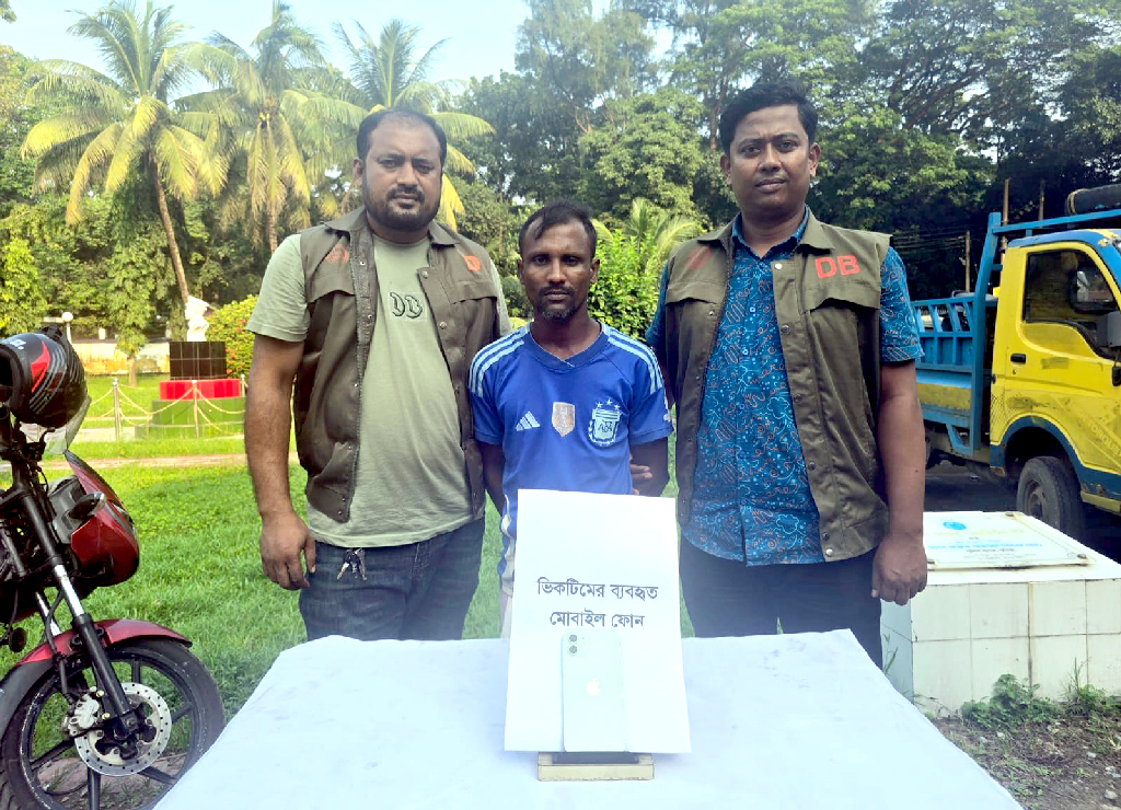কুমিল্লায় স্কুলছাত্রী তাজমিনকে ধর্ষণের পর হত্যা: ছিনিয়ে নেওয়া আইফোন উদ্ধার, সিএনজিচালক গ্রেপ্তার