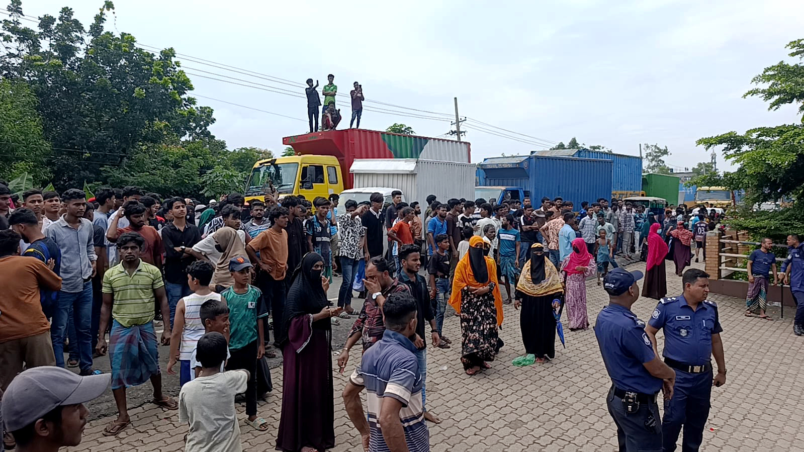 ৭ দফা দাবিতে জেএমআই সিরিঞ্জ কারখানার শ্রমিকদের বিক্ষোভ, ঢাকা-চট্টগ্রাম মহাসড়ক অবরোধ