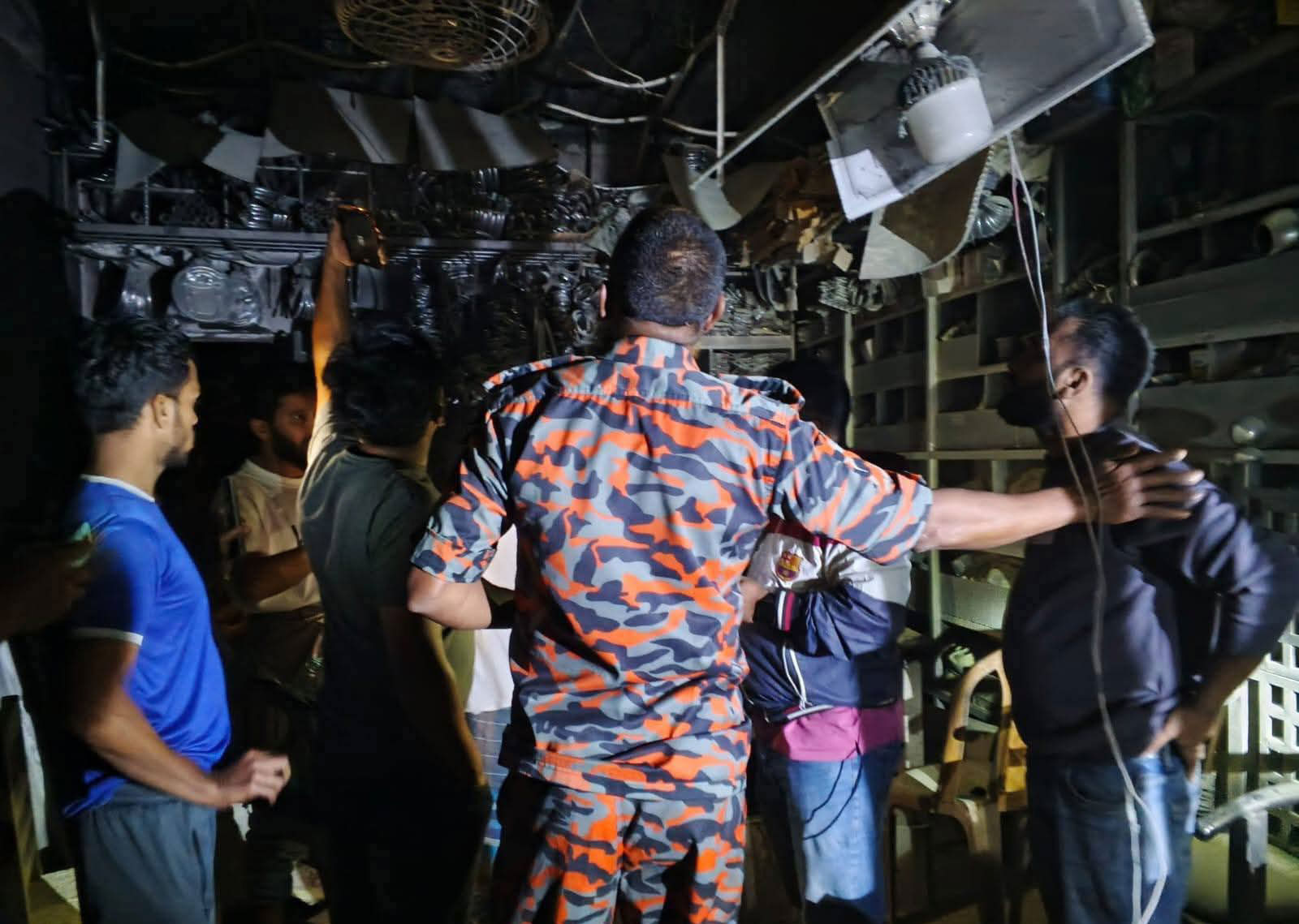 অটোরিকশার ব্যাটারি বিস্ফোরণে দোকানে আগুন