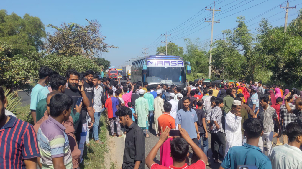 বিয়ের ১৩ দিনের মাথায় স্বামী নিহত: লাশ নিয়ে ঢাকা-চট্টগ্রাম মহাসড়ক অবরোধ