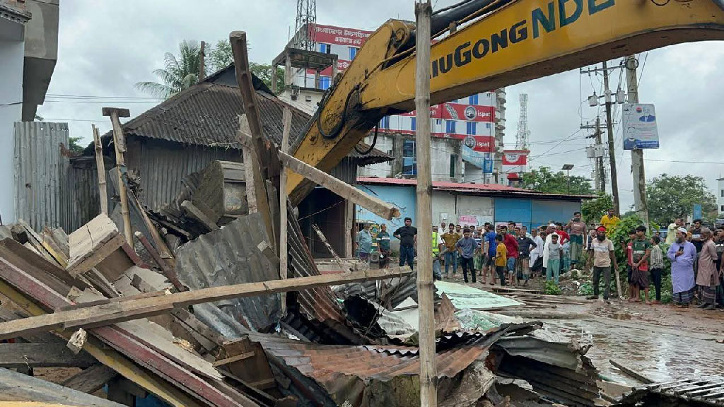 কুমিল্লায় মহাসড়ক দখলমুক্ত করতে তিন শতাধিক অবৈধ স্থাপনা উচ্ছেদ