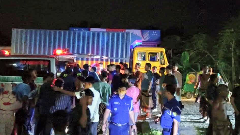 ঘুমঘোরে চালক, দেবিদ্বারে বাস উল্টে যাত্রী নিহত