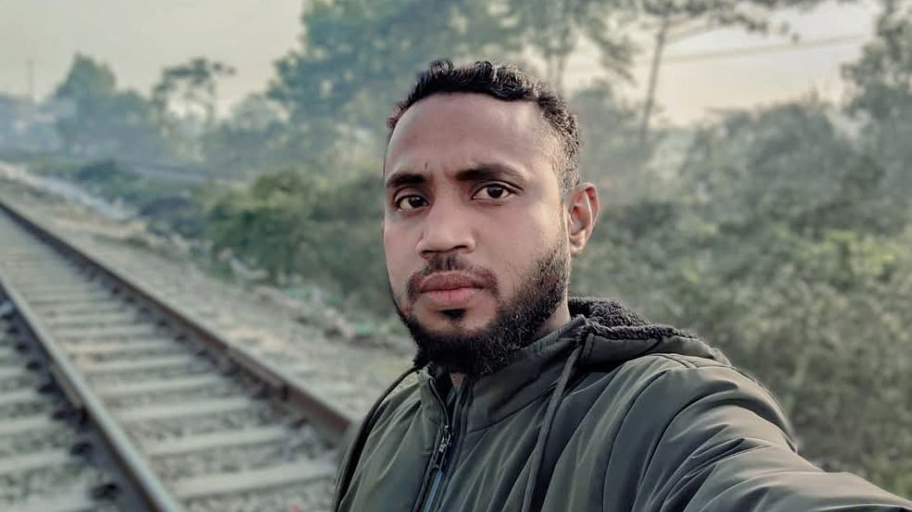 রেললাইনে সেলফি তুলতে গিয়ে ট্রেনে কাটা পড়ে যুবকের মৃত্যু