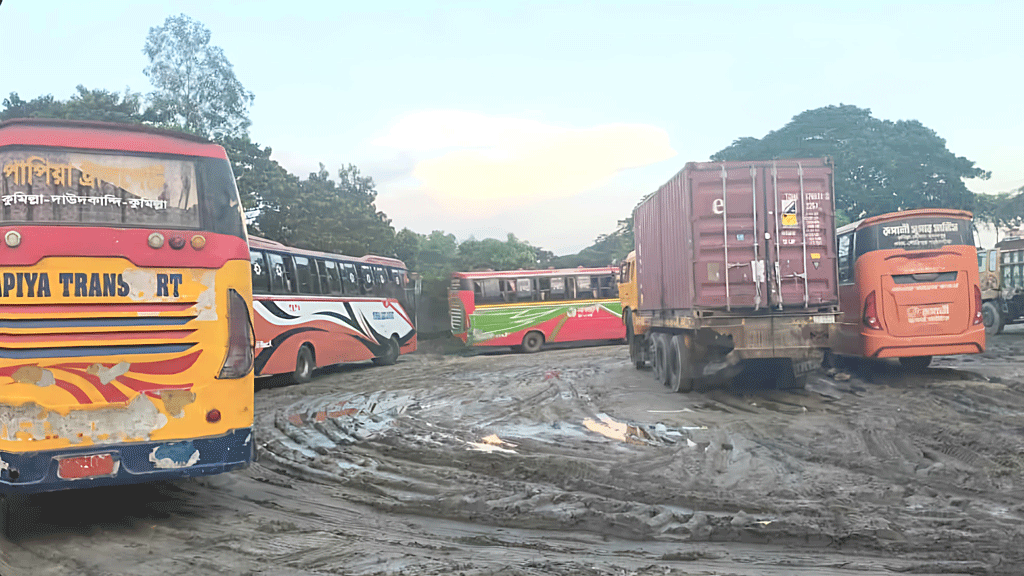 ঢাকা-চট্টগ্রাম মহাসড়কে অবৈধ পার্কিং, পাঁচটি বাস জব্দ