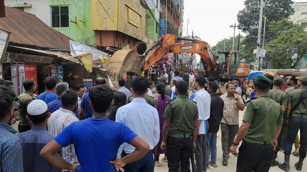 হাসপাতালের সামনের অবৈধ দোকানপাট ও গাড়ির স্ট্যান্ড উচ্ছেদ, জরিমানা
