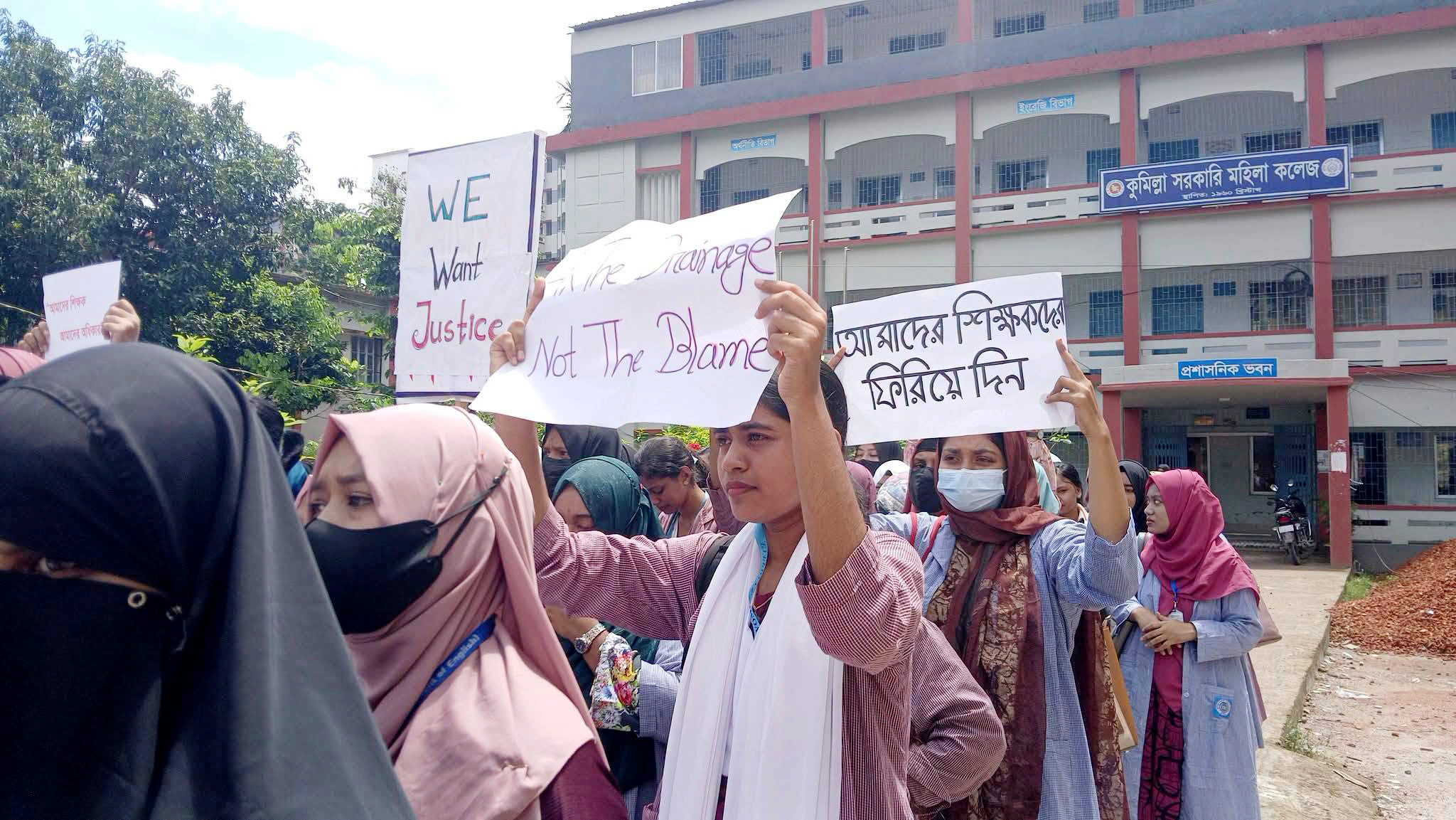 শিক্ষার্থীদের বদলি হওয়া শিক্ষক বললেন, ‘তোমরা আমার চাকরিটা খাইও না’