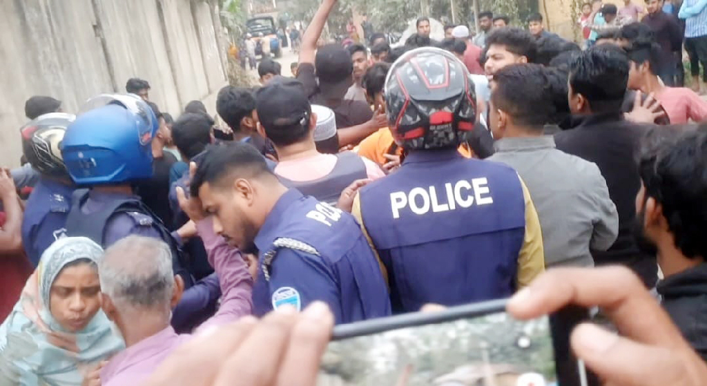 অভিযুক্তদের বিচারের দাবিতে বিক্ষোভ মিছিল করেছে এলাকাবাসী। ছবি: আজকের পত্রিকা