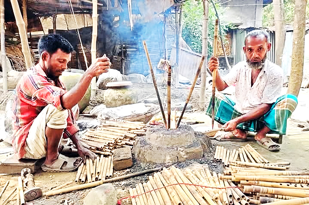 কুমিল্লার হোমনা: বিদেশেও কদর শ্রীমদ্দি গ্রামের বাঁশের বাঁশির
